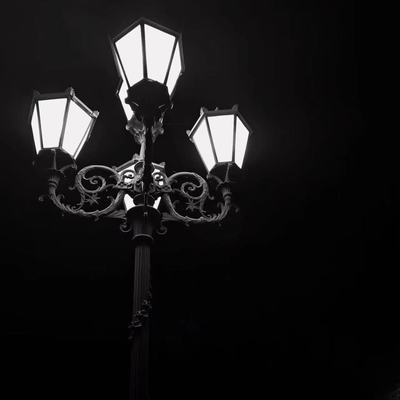 在昏暗的废墟中叙述光封面