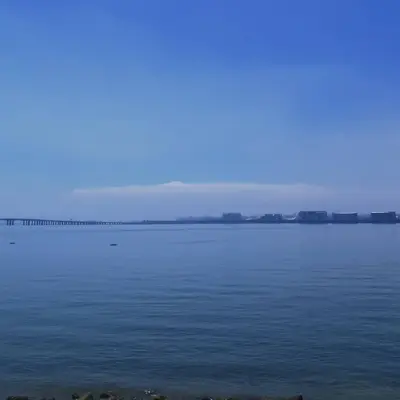 六月的雨下在五月的夜里封面