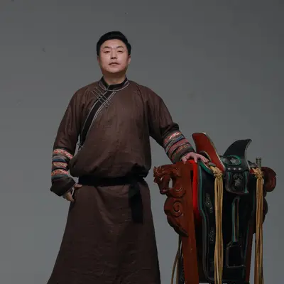 雕花的马鞍（2025）封面