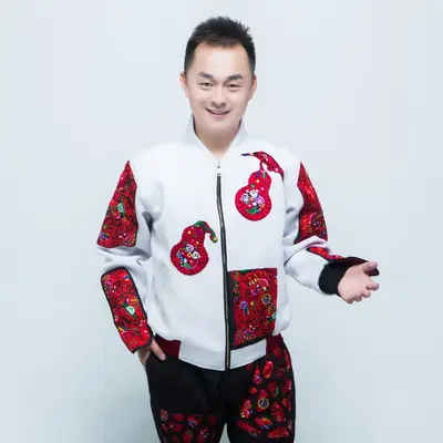 左手搂着右手睡封面