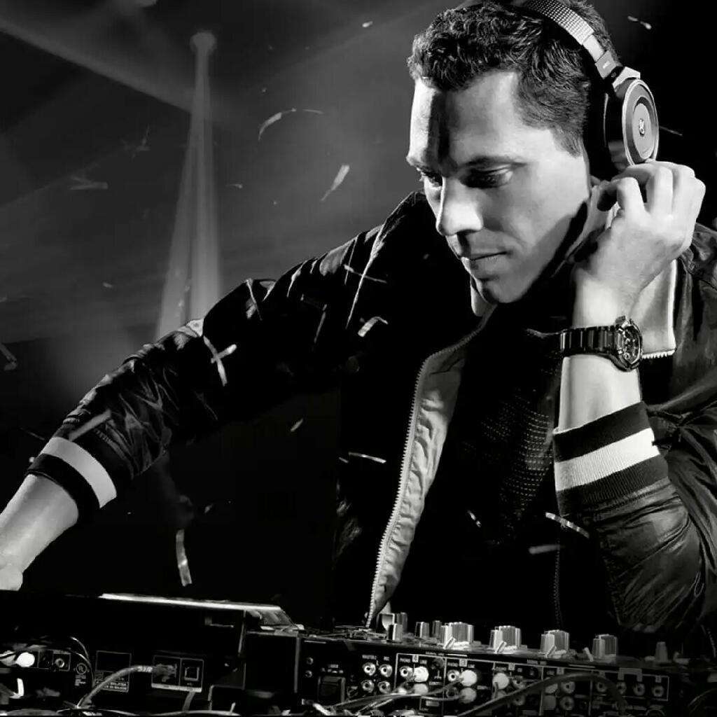 出生于荷兰布北布拉邦省布雷达,19岁,因常被邀请到各大场所打碟而出名